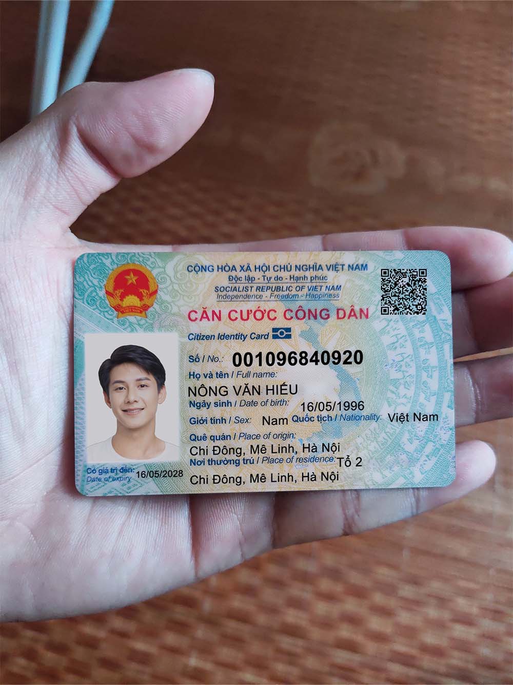 东南亚|Vietnam ID Card(CCCD) Template越南新版身份证卡PS/PSD模板（手持版）